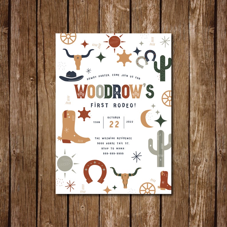 Pode incluir: Um convite branco com um tema ocidental colorido. O convite diz "Howdy partner, come join us for Woodrow's First Rodeo!" com a data de 22 de outubro de 2022. O convite &eacute; decorado com estrelas, cactos, ferraduras, chap&eacute;us de cowboy e botas.
