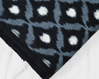 Svart indiskt ikat-bomullstyg som säljs på metervara. Dubbel ikat, handvävt, garnfärgat. Barn, sommarklänningar, kvinnor, handvävda, heminredningsgardiner.
