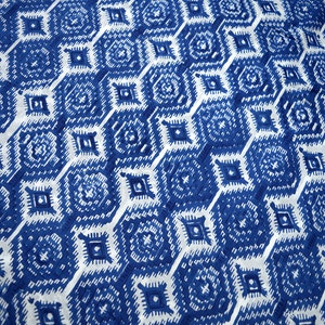 Tessuto di cotone stampato a blocchi Tessuto indiano stampato a mano Morbido cotone per cantiere Sfondo blu e bianco per abiti estivi