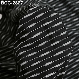 Tessuto di cotone grigio Ikat tagliato a misura indiano Handloom tappezzeria tessuta a mano trapuntatura cucito Crafting abito estivo