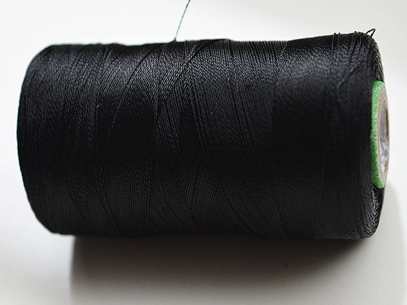 Катушка ниток черная. Лавсановые нитки 35 номер. Найти черную нить. Черная нить. Черная шелковая нить.