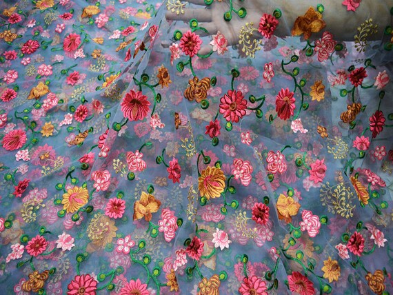 Tissu brodé par filet tissu brodé par Floral gris gris Floral par le tissu indien de yard Saree Crafting cousant des costumes de robe de mariage faisant aac020 Tissu brodé par filet tissu brodé par Floral gris gris Floral par le tissu indien de yard Saree Crafting cousant des costumes de robe de mariage faisant aac020
