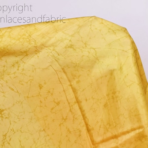 Tissu de soie pure imprimé batik doux indien jaune pâle par la robe de mariée de yard Costumes de demoiselles d&#39;honneur robes de soirée