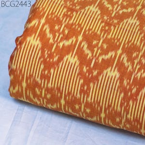 Tessuto di cotone Ikat arancione bruciato tagliato a misura Homespun indiano Handloom Quilting Crafting Donna Bambini Abiti estivi Cuscini