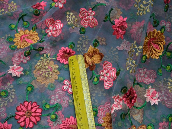 Tissu brodé par filet tissu brodé par Floral gris gris Floral par le tissu indien de yard Saree Crafting cousant des costumes de robe de mariage faisant aac020 Tissu brodé par filet tissu brodé par Floral gris gris Floral par le tissu indien de yard Saree Crafting cousant des costumes de robe de mariage faisant aac020