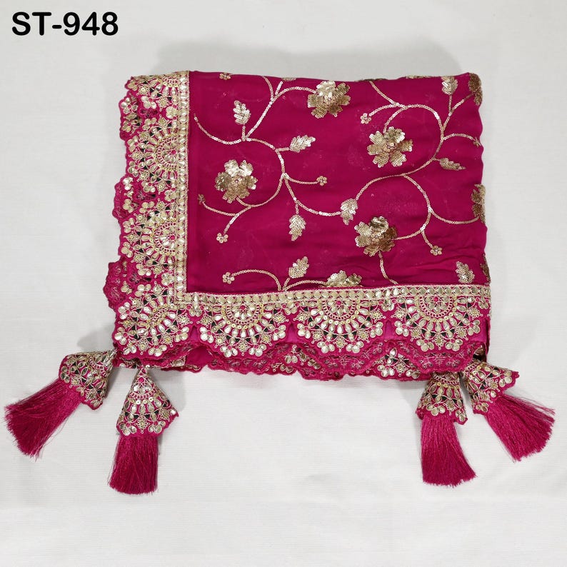 Puede incluir: Un textil magenta con intrincados bordados y adornos dorados. La tela presenta patrones florales y un borde festoneado. Las borlas cuelgan de las esquinas. El texto "ST-948" est&aacute; en la esquina superior izquierda.