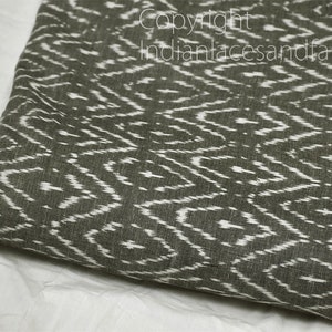 Tessuto di cotone Ikat grigio scuro Yardage Handloom Fabric venduto da cantiere Abiti estivi Materiale Home Decor