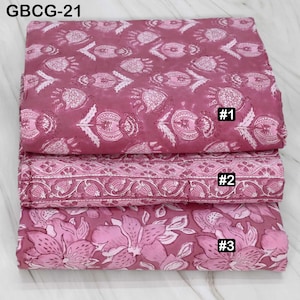 Pode incluir: Três peças de tecido dobradas com estampas florais e geométricas em tons de rosa e branco. O tecido superior tem um desenho floral repetido, o do meio tem um padrão de borda e o inferior apresenta flores grandes. O texto "GBCG-21" está no canto superior esquerdo.