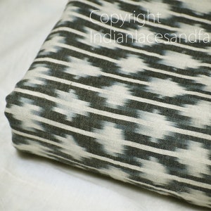 Tessuto di cotone Ikat indiano grigio scuro tagliato a misura a mano Abito estivo tessuto a mano Decorazioni per la casa Quilting Craft