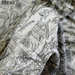Peut inclure: Tissu blanc avec broderie noire représentant une scène de palais avec des paons et des arbres. Le tissu porte le texte "SFE60" dans le coin supérieur gauche.