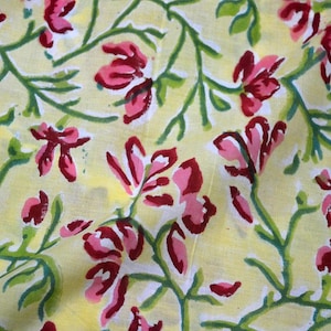 Mano Tessuto stampato - Block Stampa Cotone - Tessuto in cotone indiano nel colore Bordeaux, Blu, Verde su Off sfondo bianco.