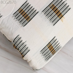 Tessuto di cotone Ikat blu tagliato a misura indiano Handloom tappezzeria tessuta a mano trapuntatura cucito Crafting abito estivo