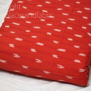 Tessuto di cotone Ikat rosso tagliato a misura Homepun Indian Handloom Quilting Cucito Crafting Donna Bambini Abiti estivi