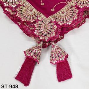 Puede incluir: Textil magenta con intrincados bordados dorados y plateados, borde festoneado y borlas decorativas. El dise&ntilde;o incluye detalles de espejo y el texto "ST-948" en la parte inferior.