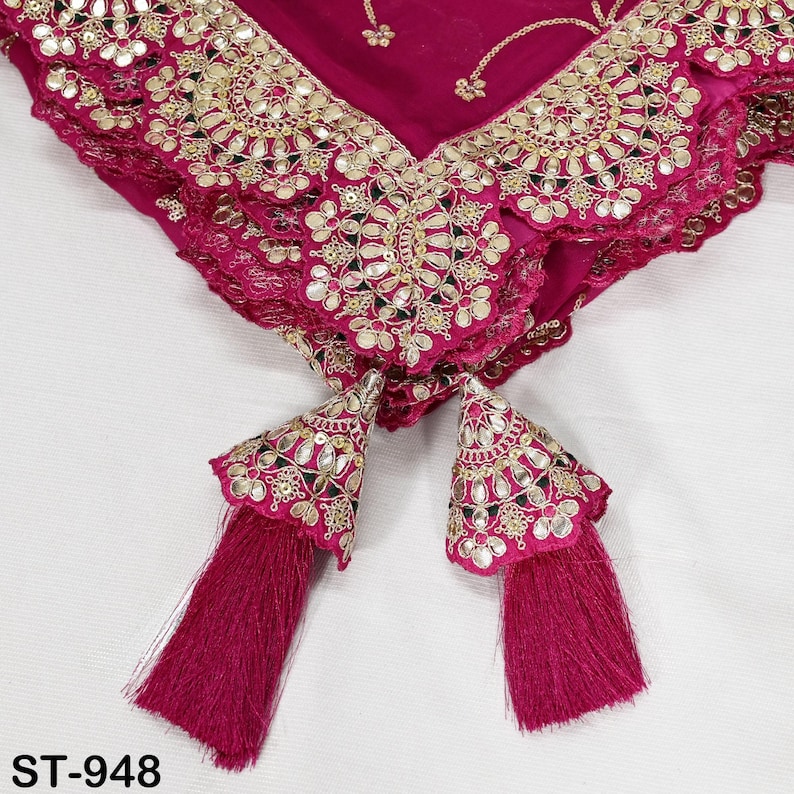 Puede incluir: Textil magenta con intrincados bordados dorados y plateados, borde festoneado y borlas decorativas. El dise&ntilde;o incluye detalles de espejo y el texto "ST-948" en la parte inferior.