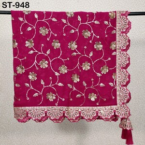 Puede incluir: Un textil magenta con intrincado bordado floral y un borde festoneado y adornado. La tela presenta un patr&oacute;n repetido de flores y vides doradas. El texto "ST-948" es visible en la esquina superior izquierda.