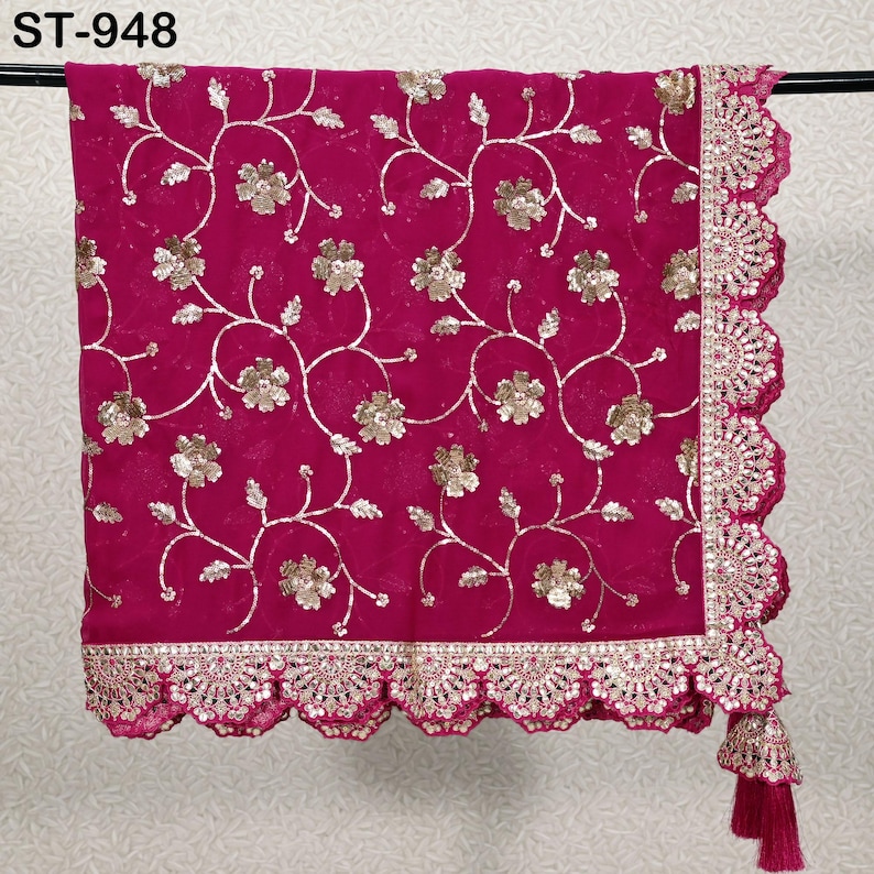 Puede incluir: Un textil magenta con intrincado bordado floral y un borde festoneado y adornado. La tela presenta un patr&oacute;n repetido de flores y vides doradas. El texto "ST-948" es visible en la esquina superior izquierda.