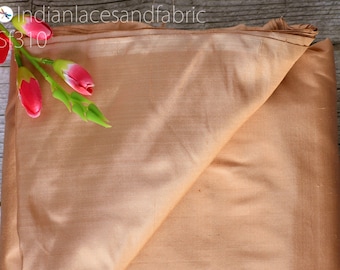 Tessuto di pura seta indiana liscia da 80 g/m², color pesca opaco, tagliato su misura. Ideale per abiti da sposa, damigelle, costumi da festa, federe, cuscini, tende e decorazioni per la casa.
