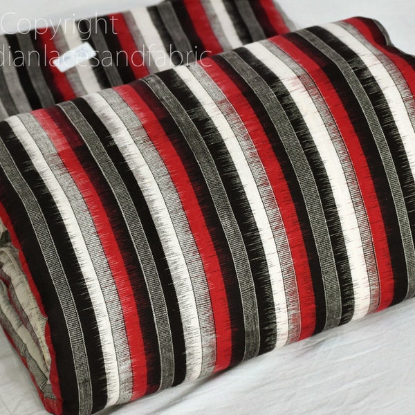 Tissu en coton Ikat - motif Ikat en rouge, noir. Gris et blanc Couleur, tissu de coton par la cour, Ikat pour housses de coussin, rideaux