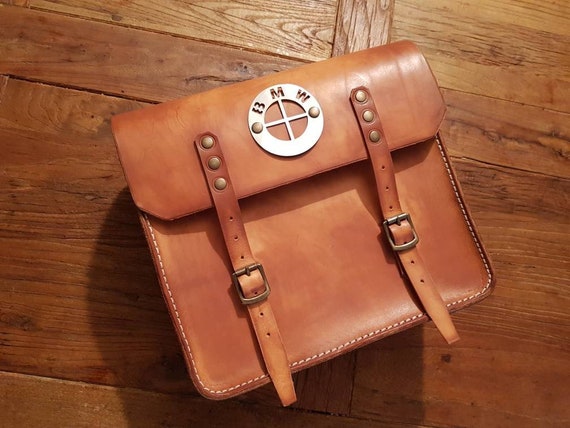 Bolso de cuero personalizado Cafe racer scrambler. Color marrón midio con logotipo Triumph lasered. Bonneville. Bolso de cuero personalizado Cafe racer scrambler. Color marrón midio con logotipo Triumph lasered. Bonneville.