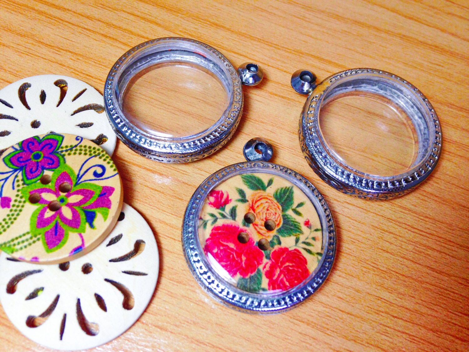 Set No.8 MEDIUM Circle Shape Engrave Pendant Cases,Set of 3, Reliquaries, Shadow Box Pendants, Clear Locket,Containers,Terrarium