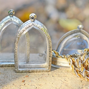 Set nr 18 stora graverade hängen i form av spanska dörrar, set om 3, relikvarier, skuggboxhängen, genomskinligt medaljong, behållare, terrarium