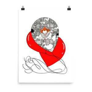 Könnte beinhalten: Ein roter herzförmiger Ballon mit einem kleineren Ballon im Inneren. Der kleinere Ballon ist grau und weiß und zeigt eine Zeichnung eines Clowns mit einem bedrohlichen Ausdruck.