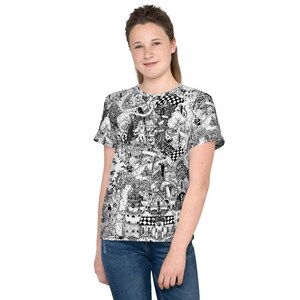 Alice im Wunderland Doodle Map Youth Crew Neck T-Shirt. Lewis Carroll Mad Hatter Cheshire Cat Fantasy Abenteuer Landschaft Erkunden