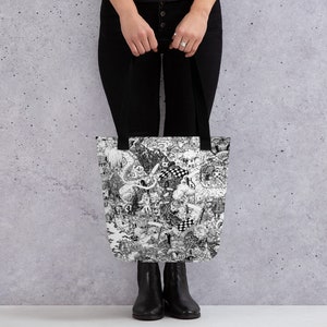 Alice im Wunderland Doodle Map Tragetasche. Lewis Carroll Mad Hatter Cheshire Cat Fantasy Landschaftsabenteuer. Stift Tinte Illustration Druck