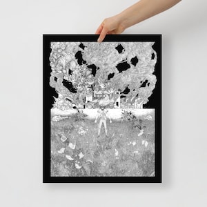 Puede incluir: Una ilustración en blanco y negro de una persona de pie en un campo con una casa en el fondo. La casa está envuelta en llamas y humo. La persona está mirando la casa con una expresión de shock.