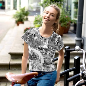 Rapunzel Märchen Doodle All-Over Druck Crop Tee, Illustration Karte, magische Fantasie Waldlandschaft, mit Hexe, Prinzessin, suchen und finden