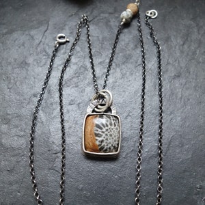 Collar con colgante de coral fósil: cadena de plata de ley oxidada, joyería artesanal