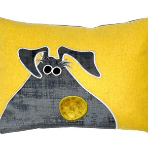 Oblong 45x30cm Appliqué cushion with a hound in the wind!