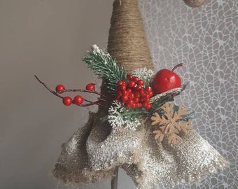 Funny Christmas tree in schoes natural decoracion juta snow