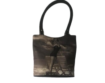 Bolso Marilyn Monroe con asa de nailon negro.