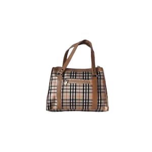 Könnte beinhalten: Eine beige-schwarz karierte Handtasche mit braunen Lederakzenten. Die Tasche hat zwei braune Griffe und eine Reißverschlusstasche auf der Vorderseite. Die Tasche ist rechteckig.