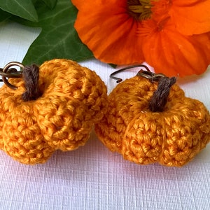 Pendientes de calabaza pendientes micro crochet joyas de otoño pendientes de otoño pendientes ligeros de plata esterlina de ganchillo pendiente naranja de halloween