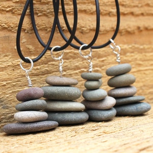 Collar zen con apilamiento de piedras budistas, dije espiritual para bolso, piedras orgánicas apiladas, collar de piedra natural, collar cairn, dije para bolso con piedra de playa.