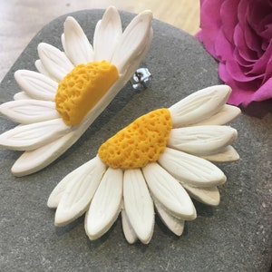 Large lightweight daisy earrings summer earring white earrings hypoallergenic studs mothers day gift daisy gift flower earring gardener gift
