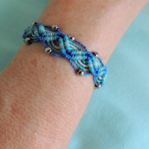 Micro-macramé bracelet and steel beads