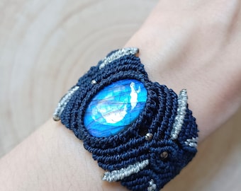 Pulsera de micro-macramé y Labradorita azul