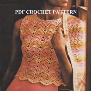 Peut inclure: Un haut en crochet avec un bord festonné dans des tons de rose, jaune et blanc. Le haut est sans manches et a un col rond. Le texte "PDF CROCHET PATTERN" est visible en haut de l'image.