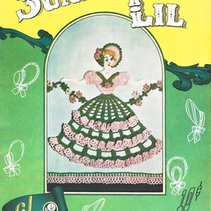 Könnte beinhalten: Vintage Häkelanleitungsbuch-Cover mit dem Titel "Sunbonnet Lil". Das Cover zeigt eine Zeichnung einer Frau in einem rosa und grünen Häkelkleid. Das Buch ist von Lily und mit "10¢ in U.S.A." gekennzeichnet.
