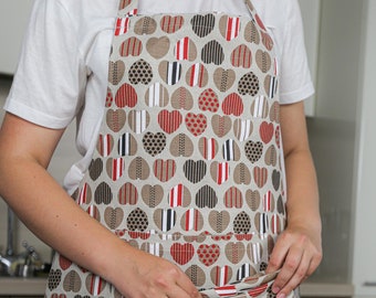 Delantal de lino y algodón con bolsillo: estampado de corazones, accesorio de cocina sostenible