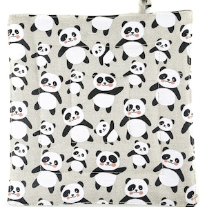 Puede incluir: Un agarrador de olla de cocina gris y blanco con un patrón de oso panda. El agarrador de olla está hecho de una tela suave y texturizada.