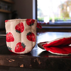 Linen Strawberries Oven Mitt (1 pc), Cute Linen / Cotton Pot Holder, Strawberry Pattern Kitchen Glove, Kitchen Accessory, Housewarming Gift