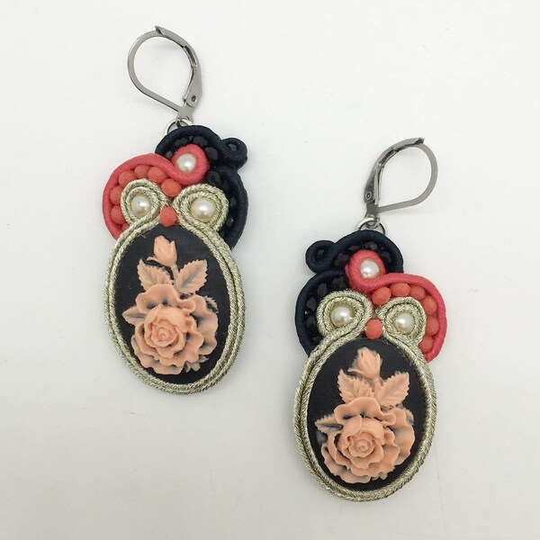 Boucles d’oreilles soutache camée