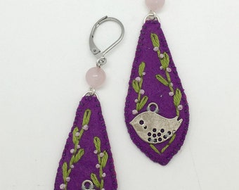 Boucles d'oreilles brodées en feutrine