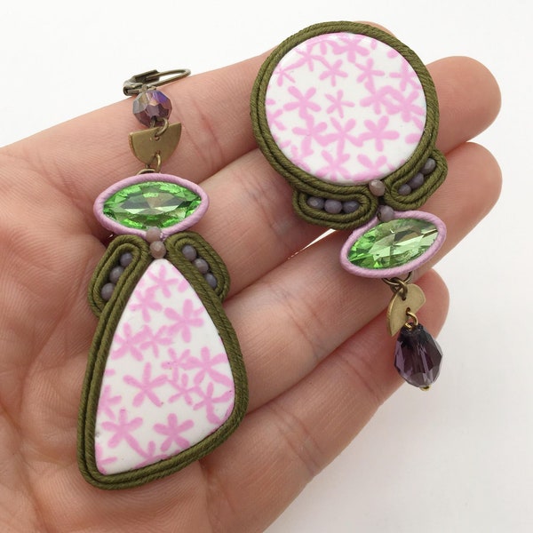 Boucles d’oreilles soutache kaki et rose