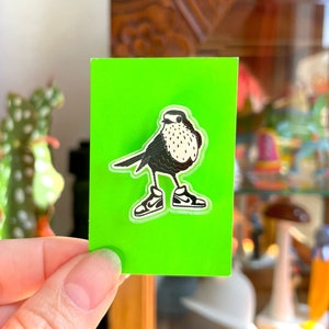 Pin of robin bird rocking Nike Jordan sneaker | acrylic pin | gift sneakerheads | perfect small gift for jacket or bag | Studio Nulzet